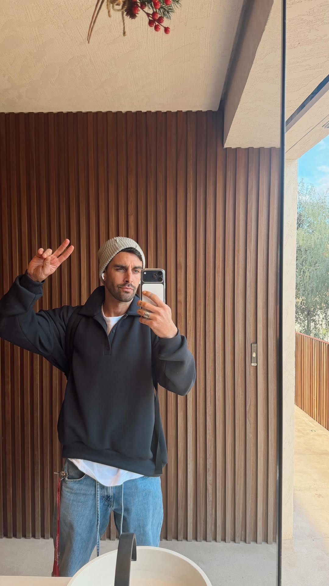Post 7 by Valentin Leonard on Instagram (video)
