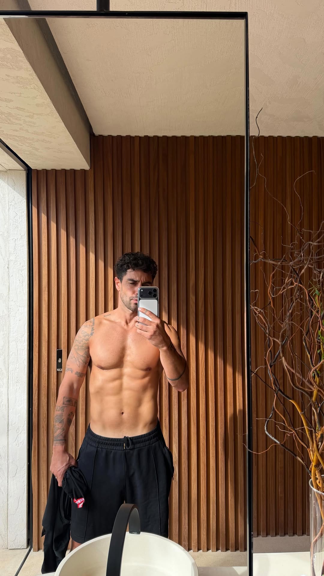 Post 6 by Valentin Leonard on Instagram (video)