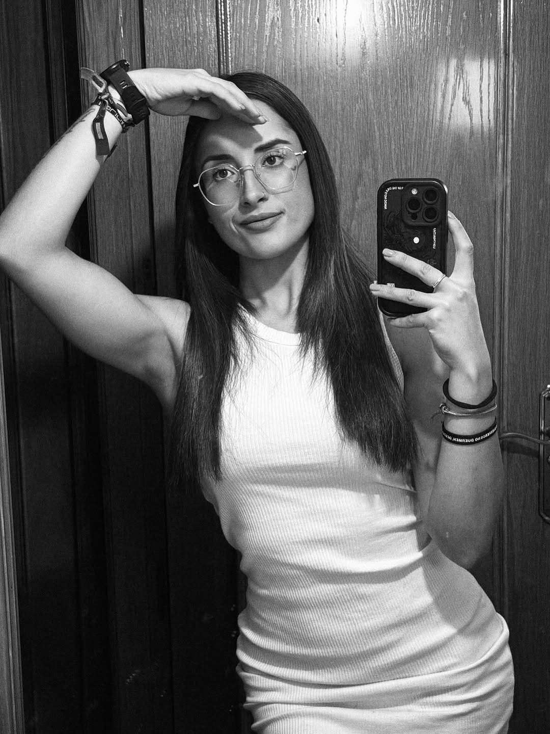 Post 9 by Mel  | Fitness athlete on Instagram (carousel)