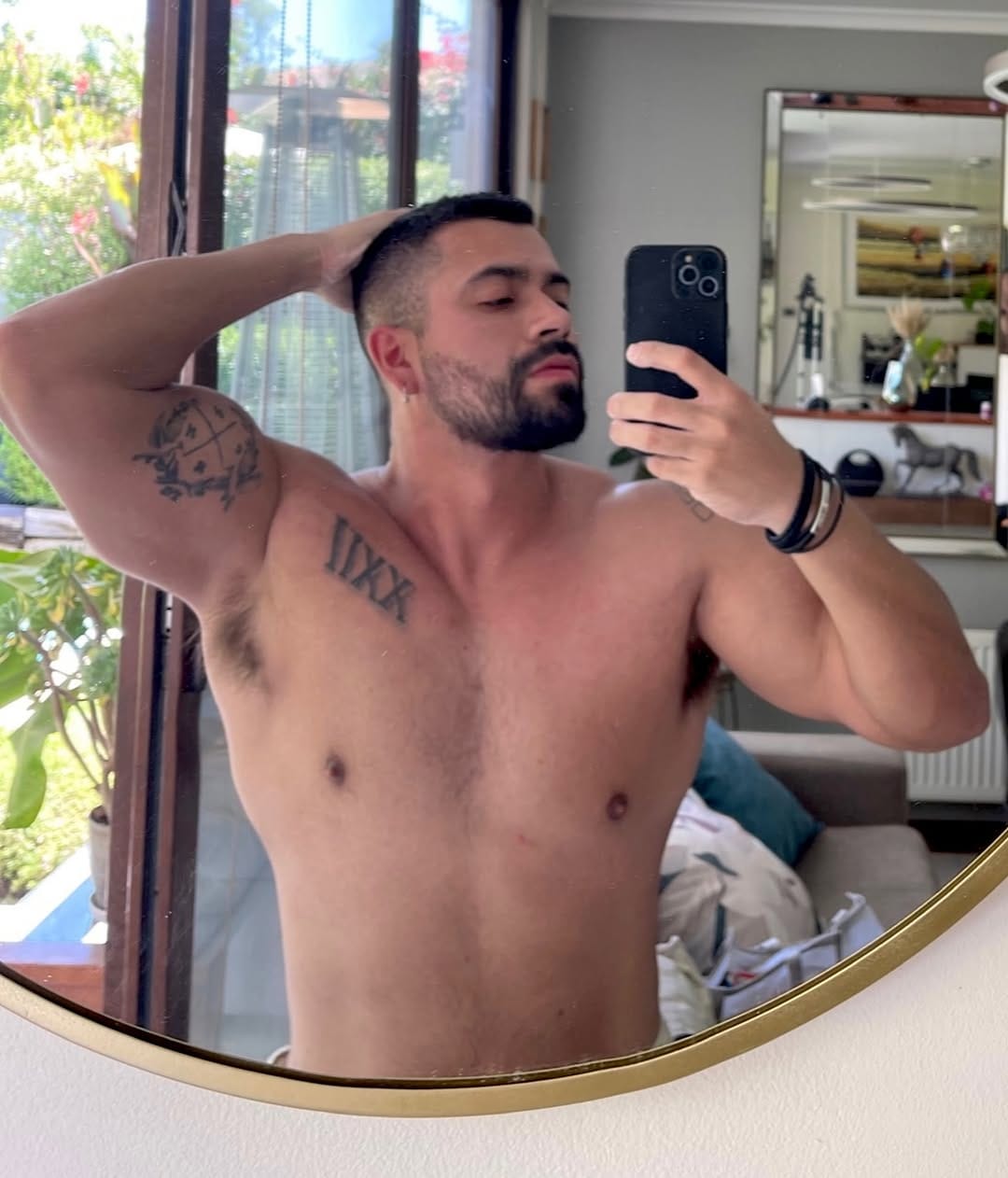 Post 10 by Joaquín Flores on Instagram (image)