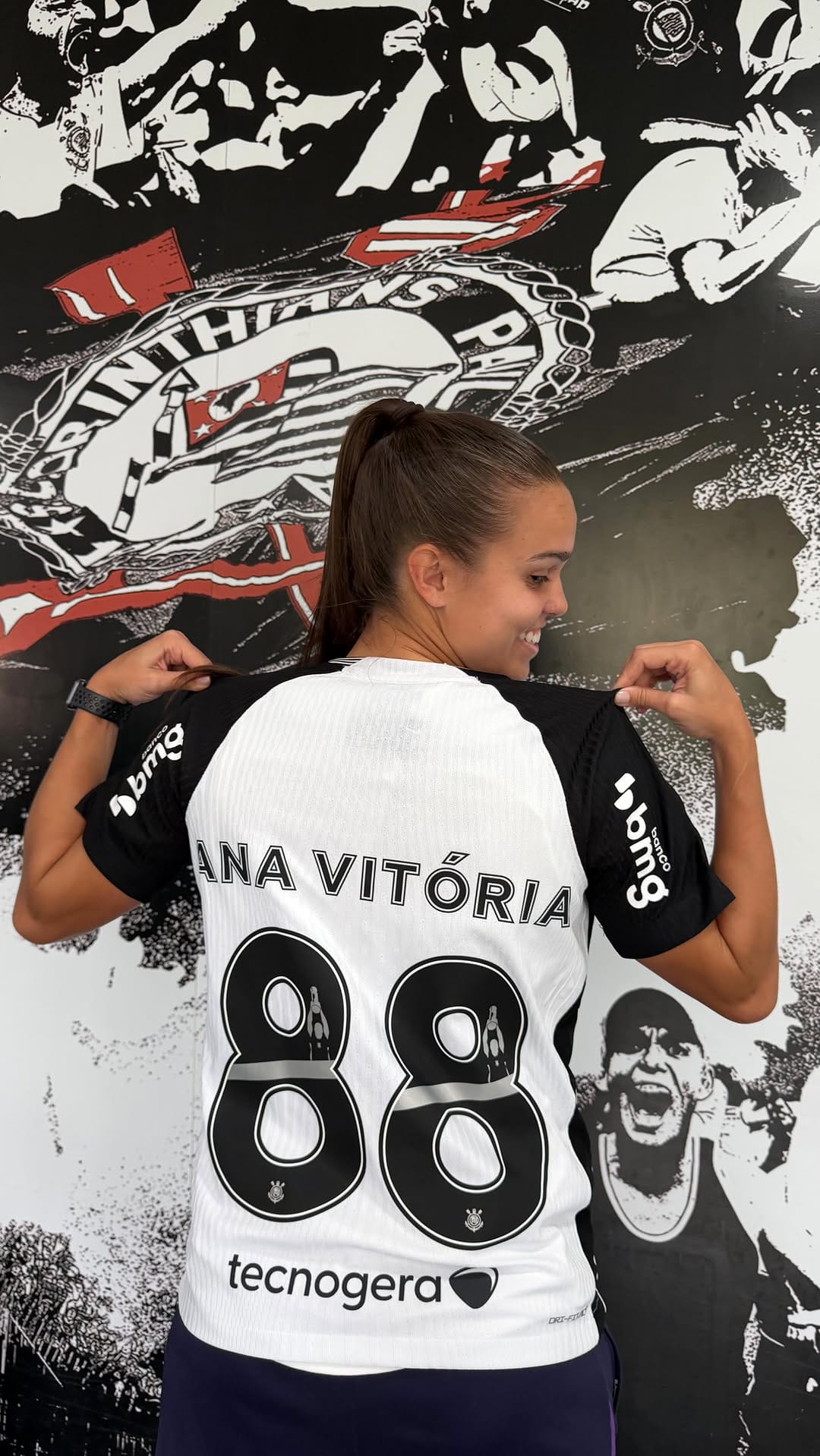 Post 6 by Ana Vitória on Instagram (video)