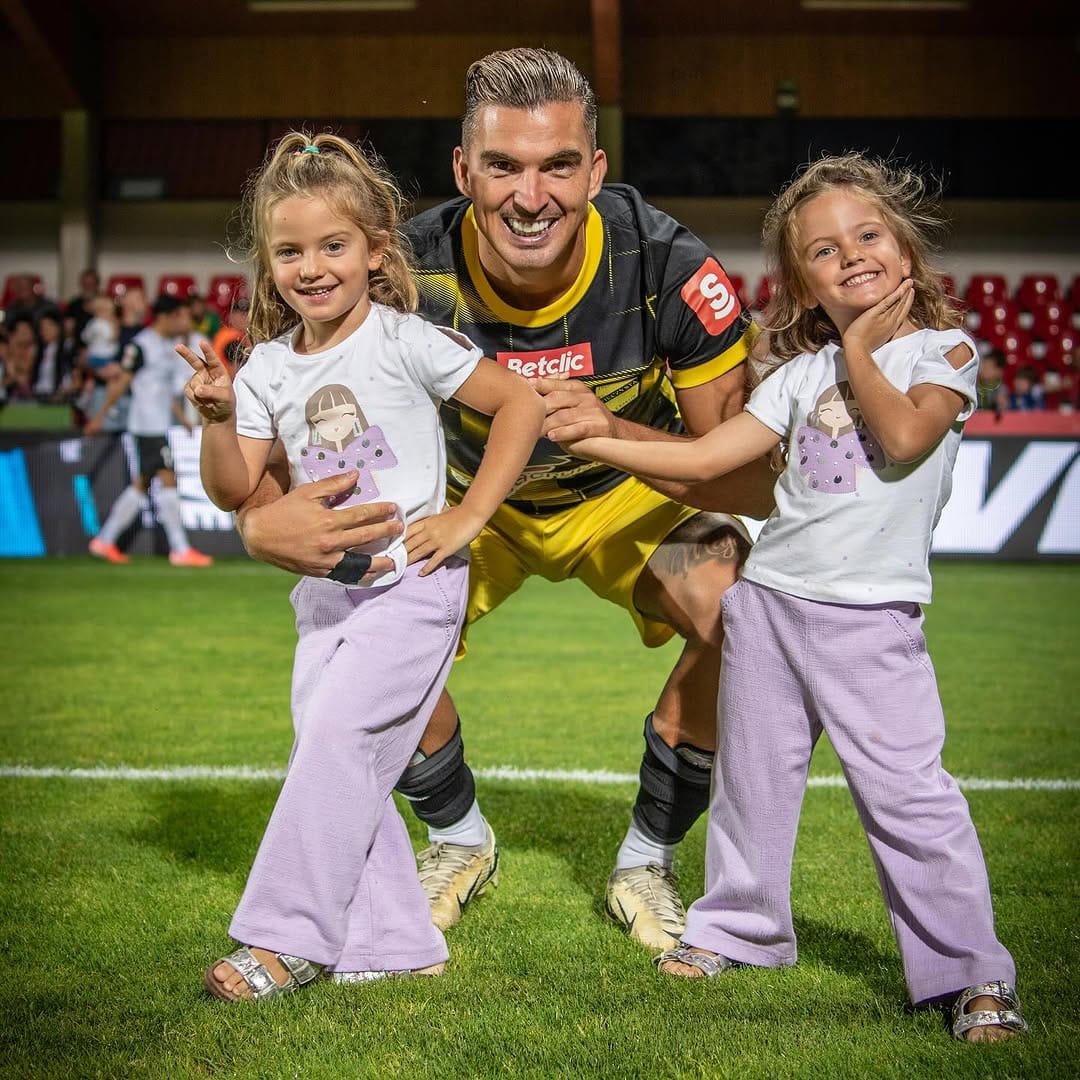 Post 7 by ⚽️Football player⚽️🇪🇸Carlitos🇪🇸 on Instagram (carousel)