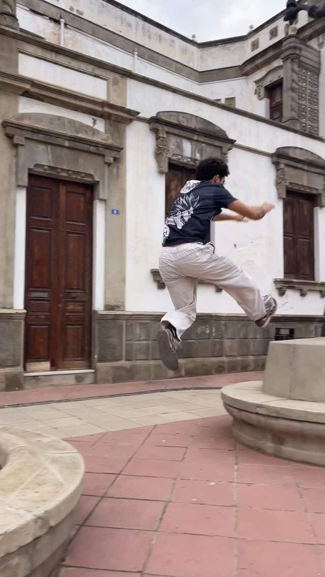 Post 2 by Gabriel on Instagram (video)