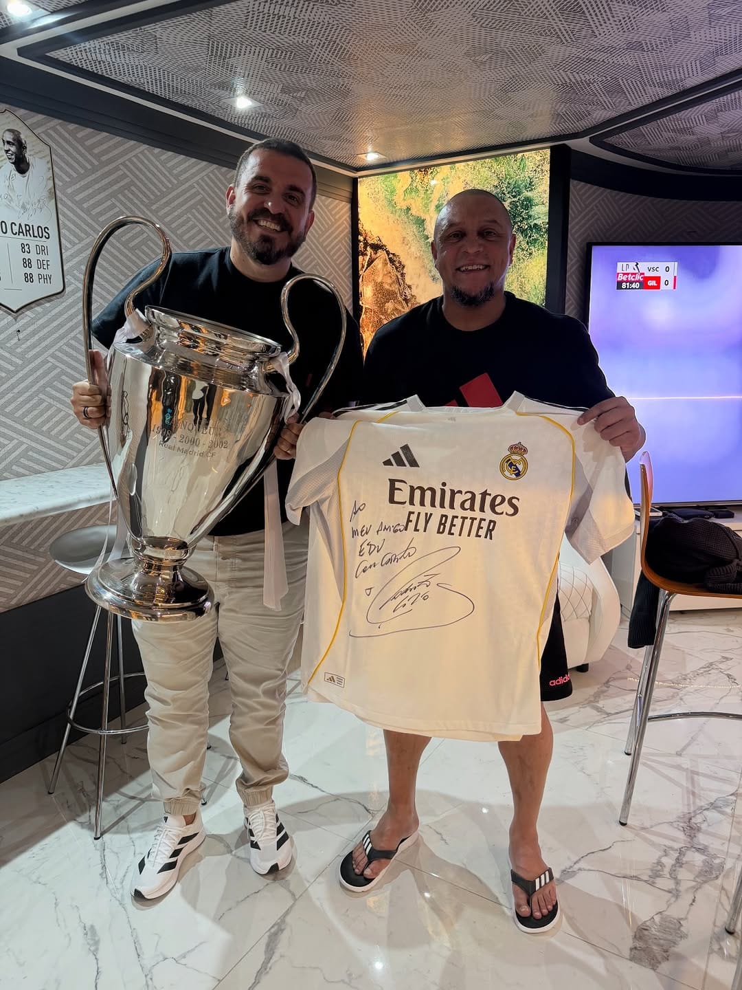 Post 6 by Roberto Carlos on Instagram (carousel)