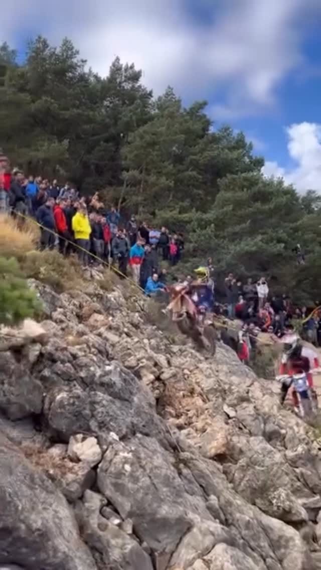 Post 2 by Carlos Rivero on Instagram (video)