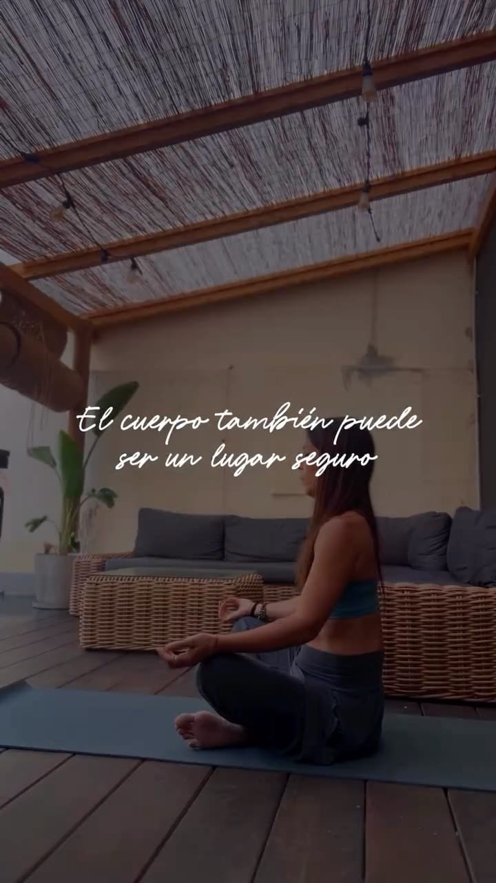 Post 7 by Amaryyo Yoga y Yoga Aéreo on Instagram (video)