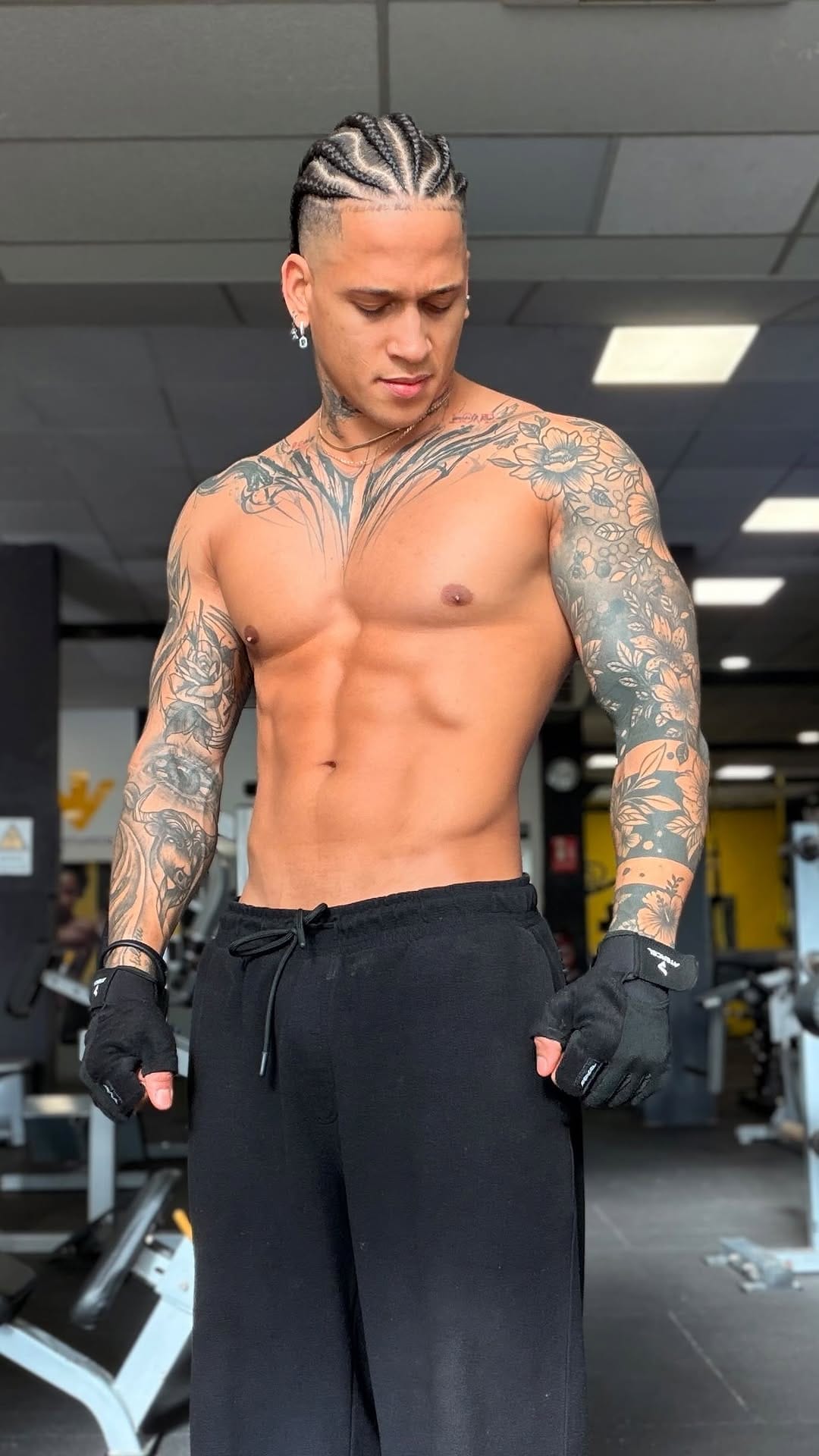Post 2 by Daniel Arango on Instagram (video)