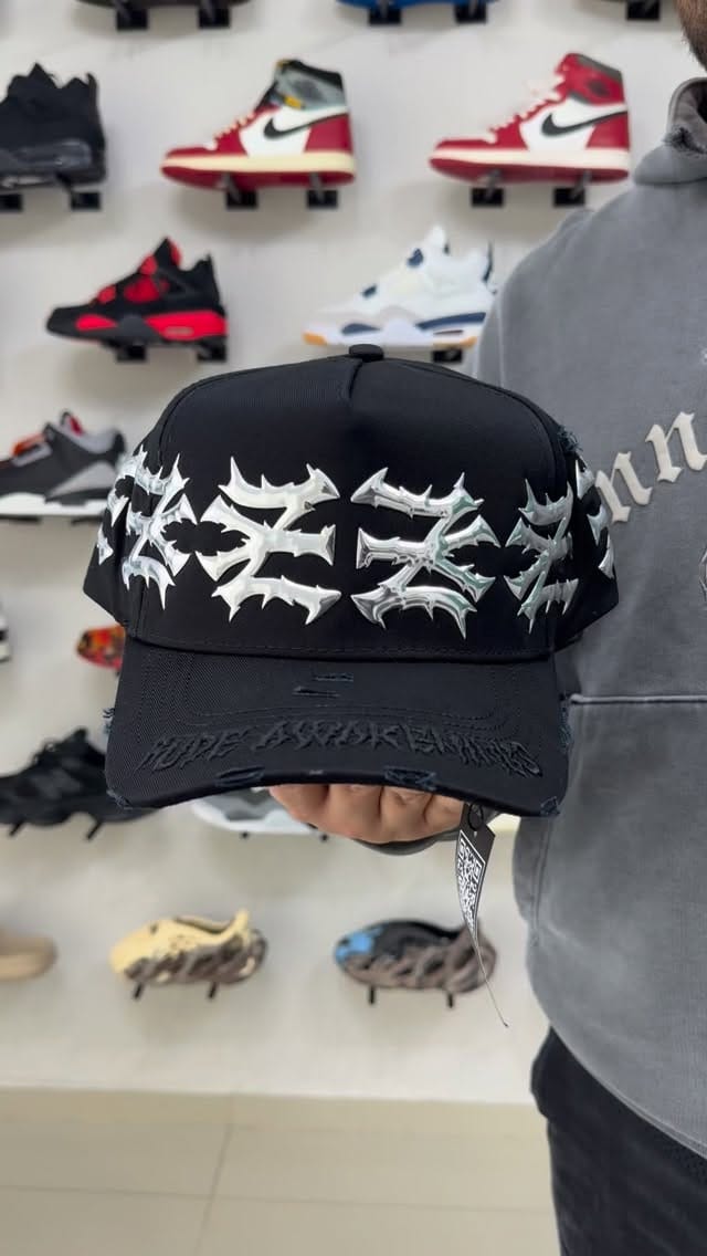 Post 8 by SouthKicks 🔥zapateria on Instagram (video)