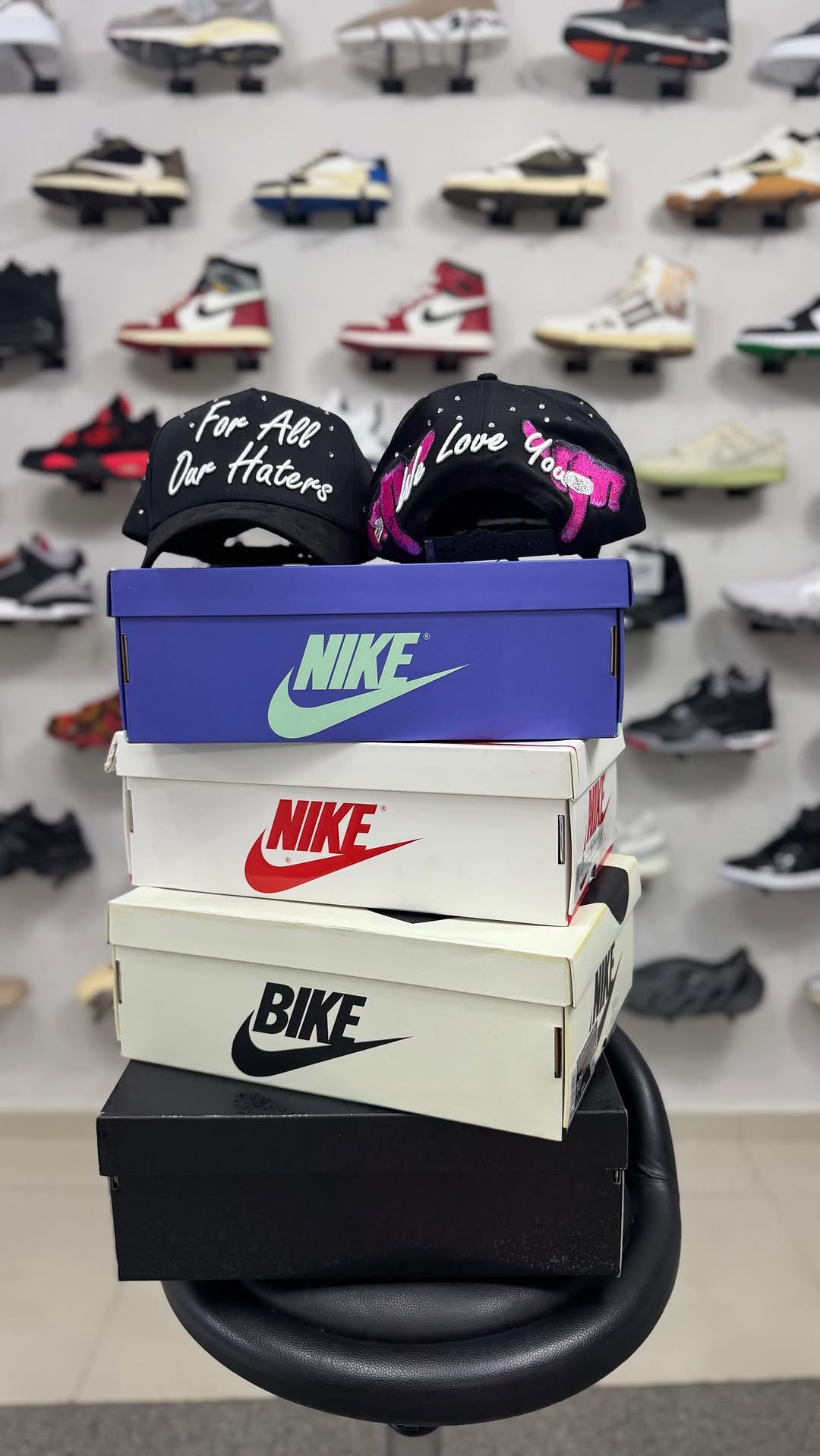 Post 10 by SouthKicks 🔥zapateria on Instagram (video)