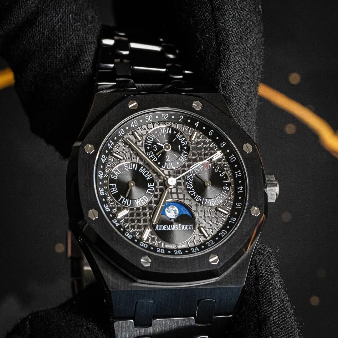 Post 10 by WatchExpertsMx on Instagram (carousel)