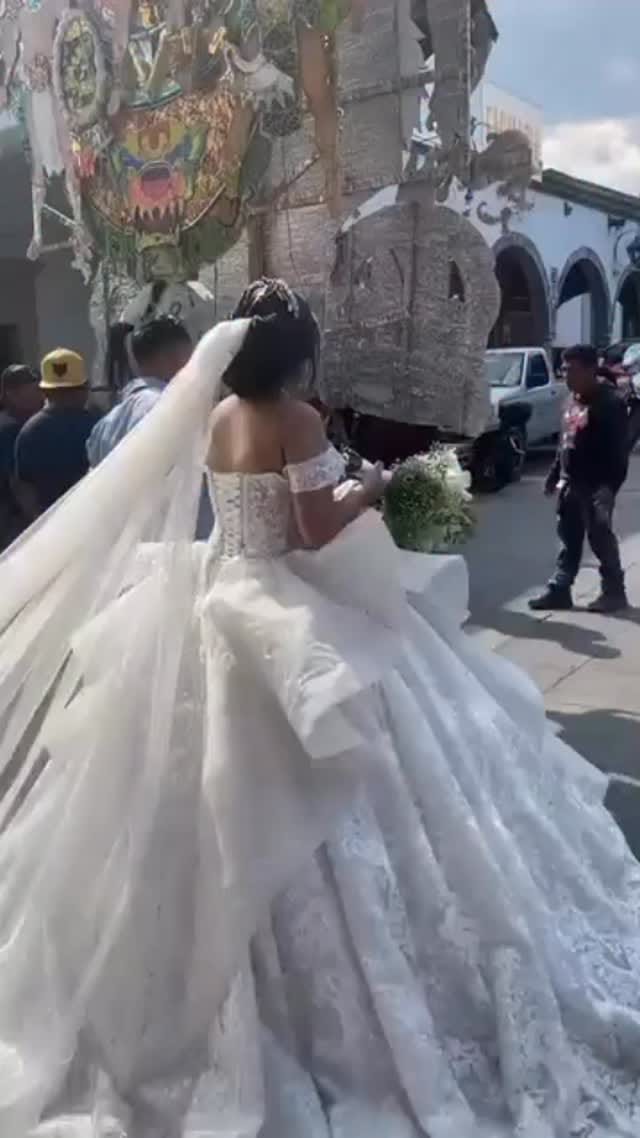 Post 4 by VESTIDOS DE NOVIAS on Instagram (video)