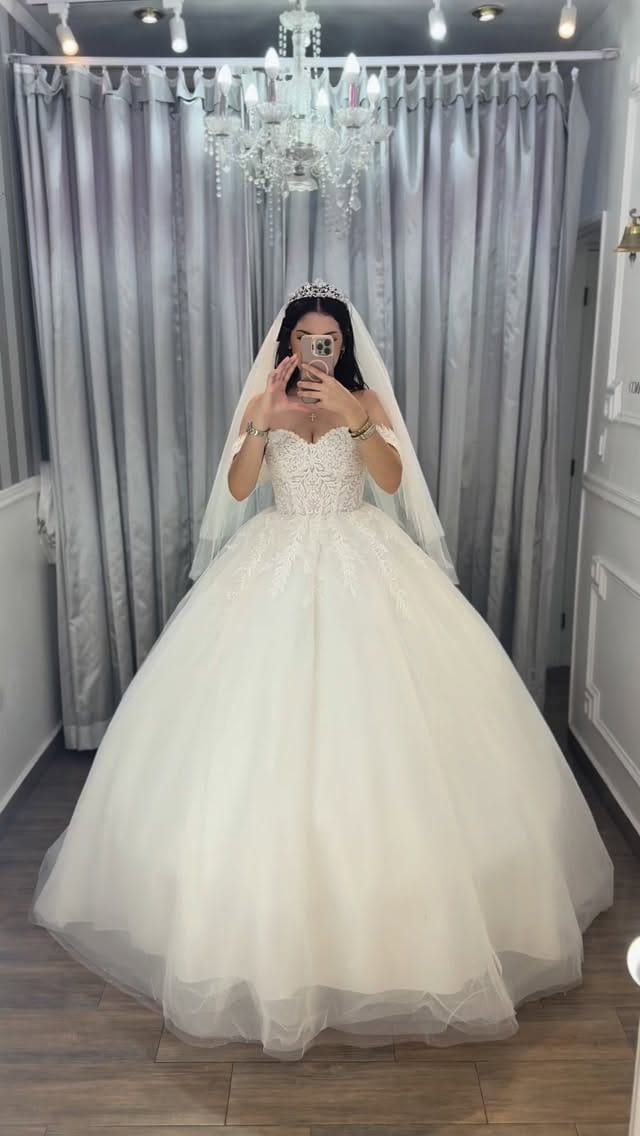 Post 1 by VESTIDOS DE NOVIAS on Instagram (video)