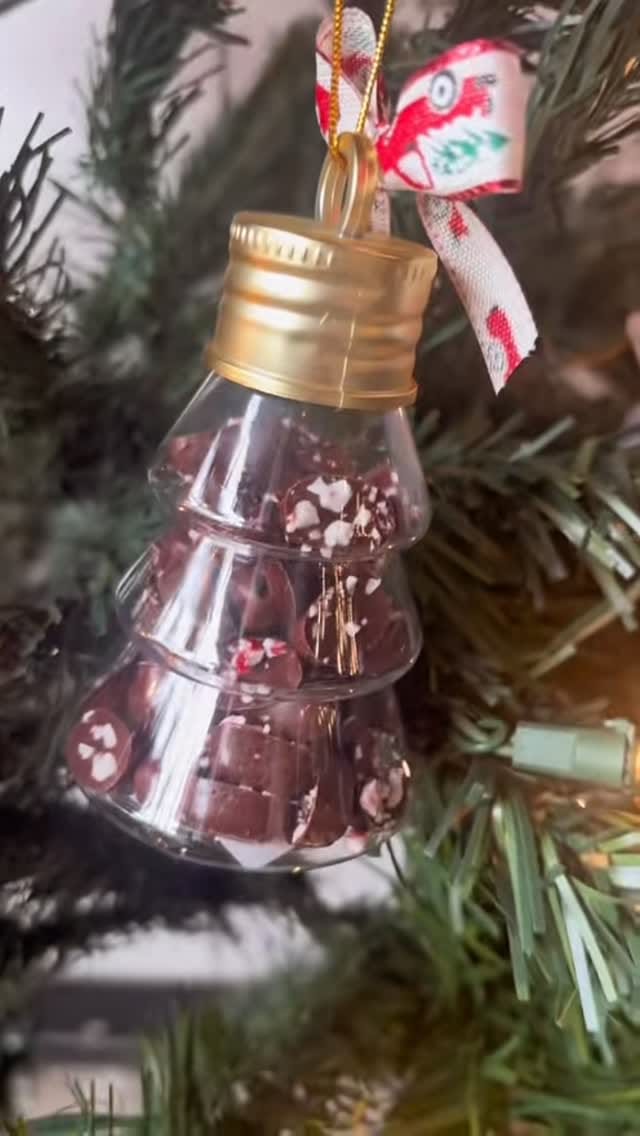 Post 8 by Mozna Chocolate on Instagram (video)