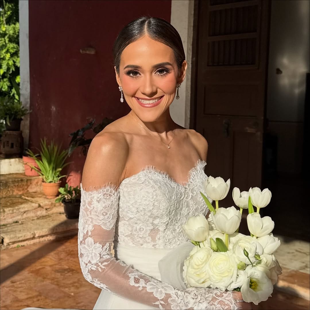 Post 8 by Ingrid Carvajal Makeup Artist on Instagram (carousel)