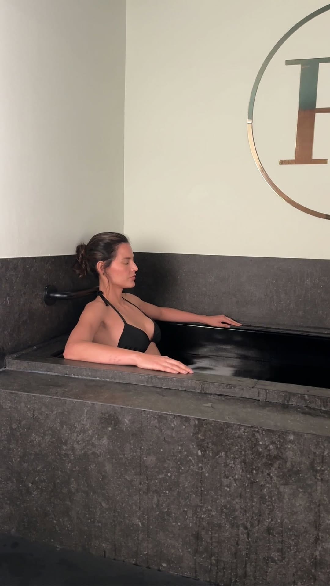 Post 6 by Daniela Castañeda • Emprendedora •Modelo on Instagram (video)