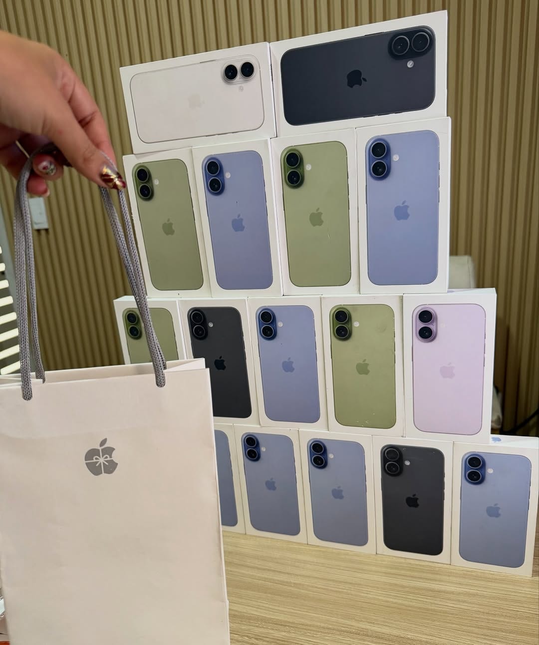 Post 4 by MOBILE  𝑺𝒕𝒐𝒓𝒆  on Instagram (carousel)