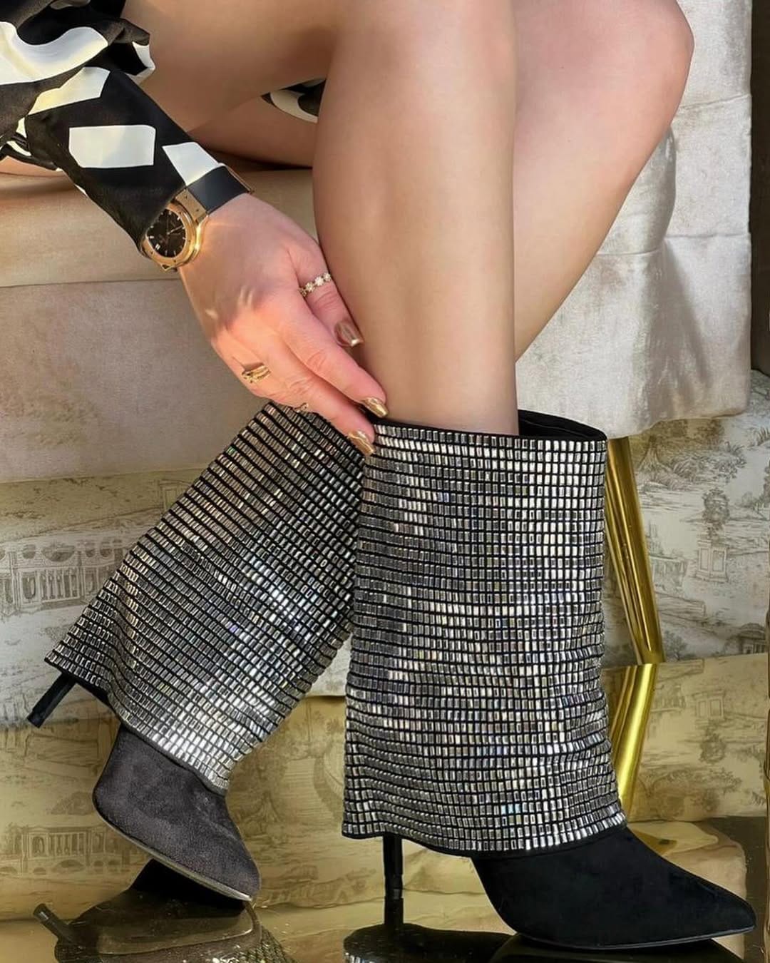 Post 3 by EMOSSA BOUTIQUE on Instagram (carousel)