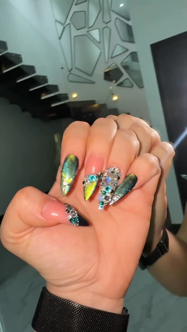 Post 6 by Jesnis Extensiones on Instagram (video)