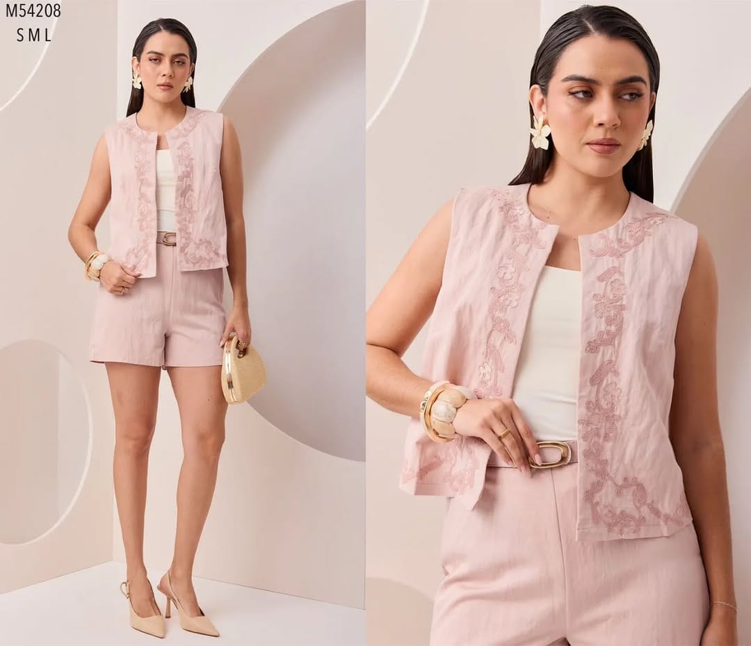 Post 10 by Eliza Curiel BM Fashion on Instagram (carousel)