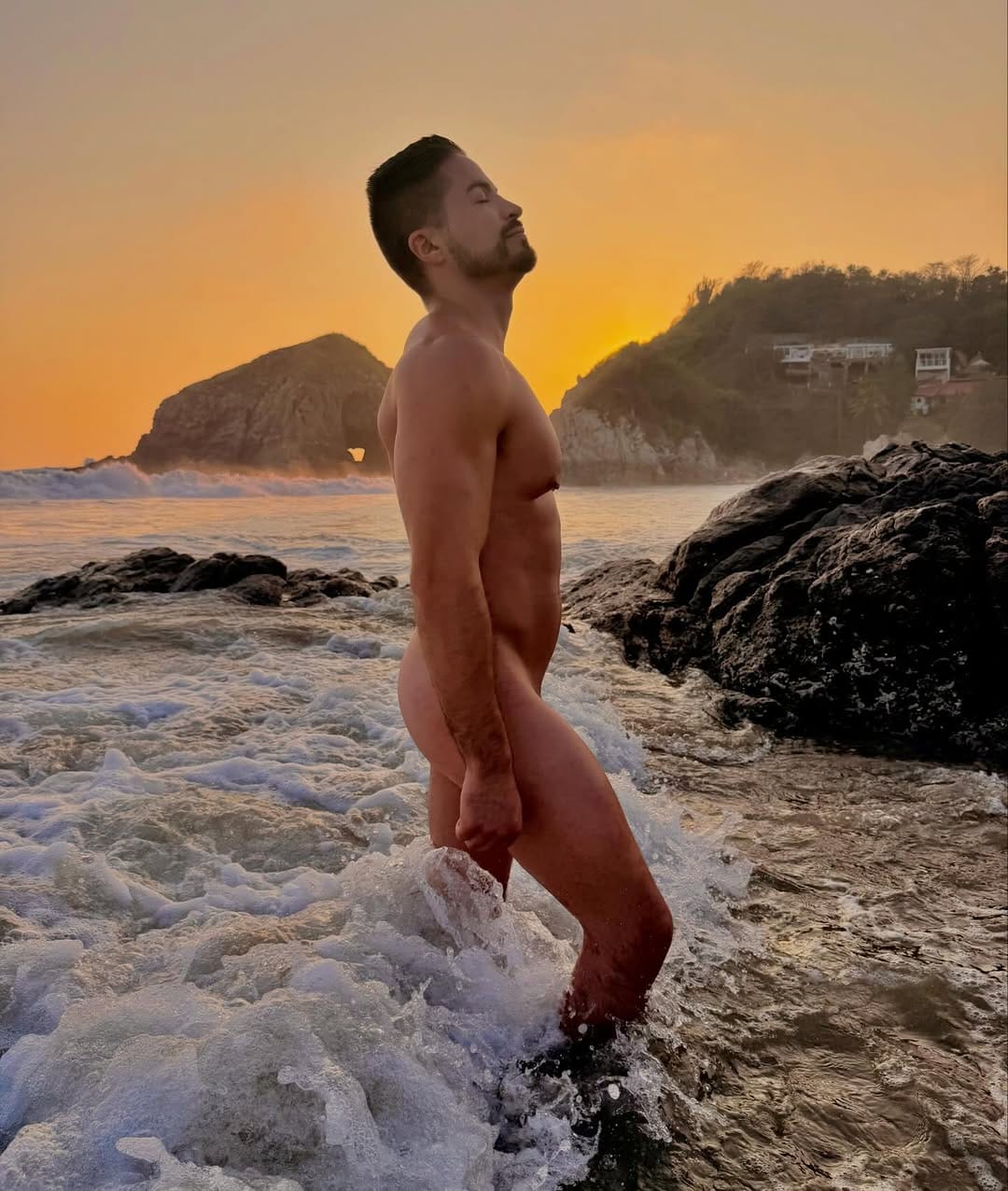 Post 3 by Luis GJ on Instagram (image)