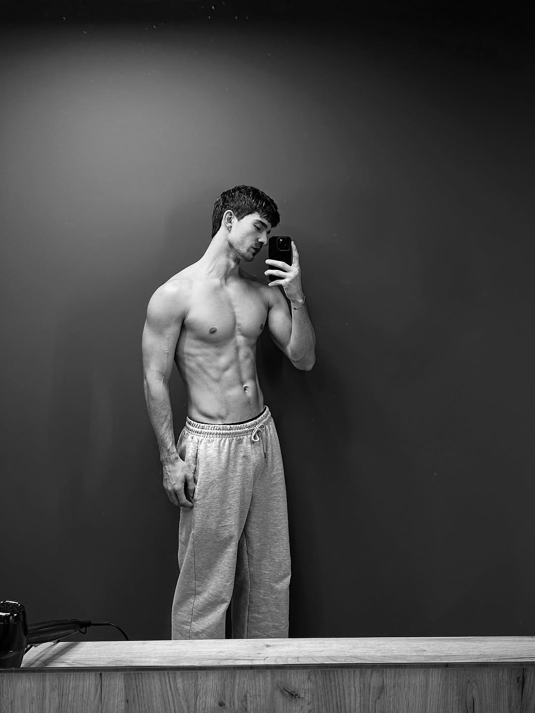 Post 1 by Leon Götz - 𝐌𝐨𝐝𝐞𝐥 | 𝐓𝐫𝐚𝐯𝐞𝐥 | 𝐏𝐡𝐨𝐭𝐨𝐠𝐫𝐚𝐩𝐡𝐲 on Instagram (carousel)