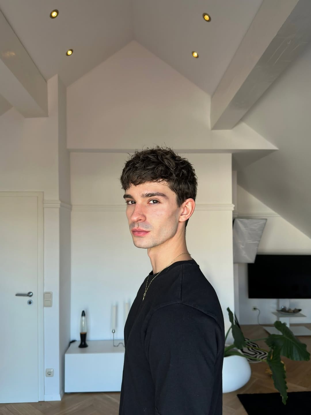 Post 5 by Leon Götz - 𝐌𝐨𝐝𝐞𝐥 | 𝐓𝐫𝐚𝐯𝐞𝐥 | 𝐏𝐡𝐨𝐭𝐨𝐠𝐫𝐚𝐩𝐡𝐲 on Instagram (carousel)