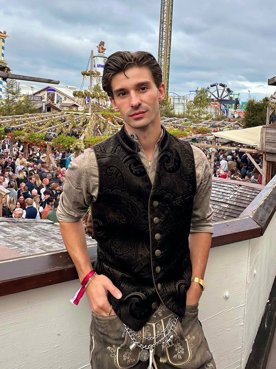 Post 9 by Leon Götz - 𝐌𝐨𝐝𝐞𝐥 | 𝐓𝐫𝐚𝐯𝐞𝐥 | 𝐏𝐡𝐨𝐭𝐨𝐠𝐫𝐚𝐩𝐡𝐲 on Instagram (carousel)