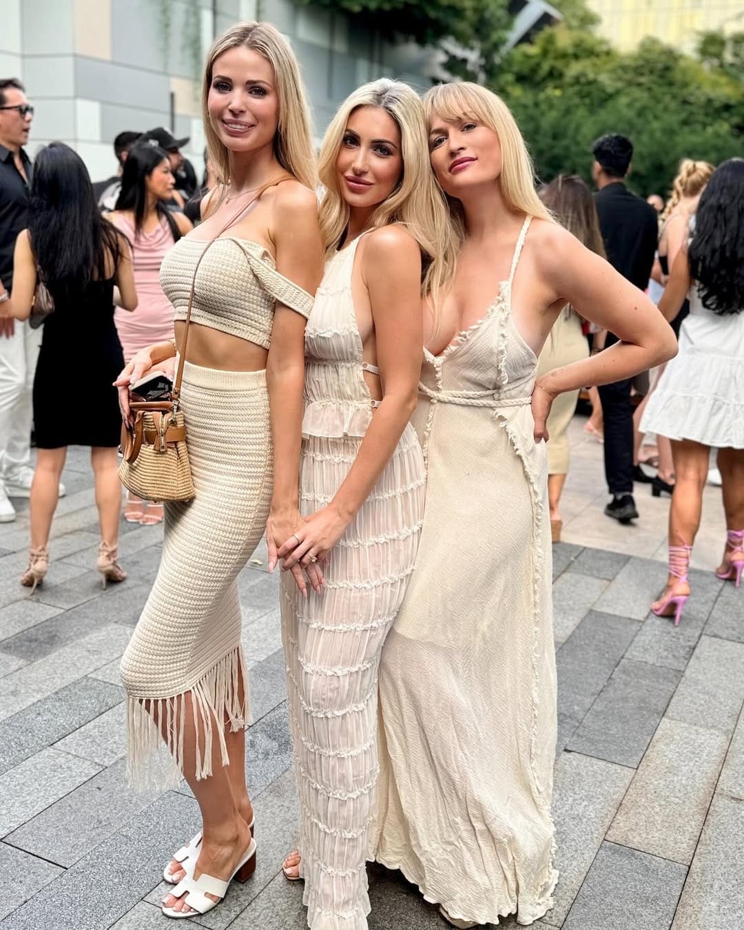 Post 6 by 𝗟𝗲𝗮𝗻𝗻𝗮 𝗟𝗼𝘄𝗲𝘆-𝗕𝗿𝗼𝗼𝗸𝘀🐺 on Instagram (carousel)