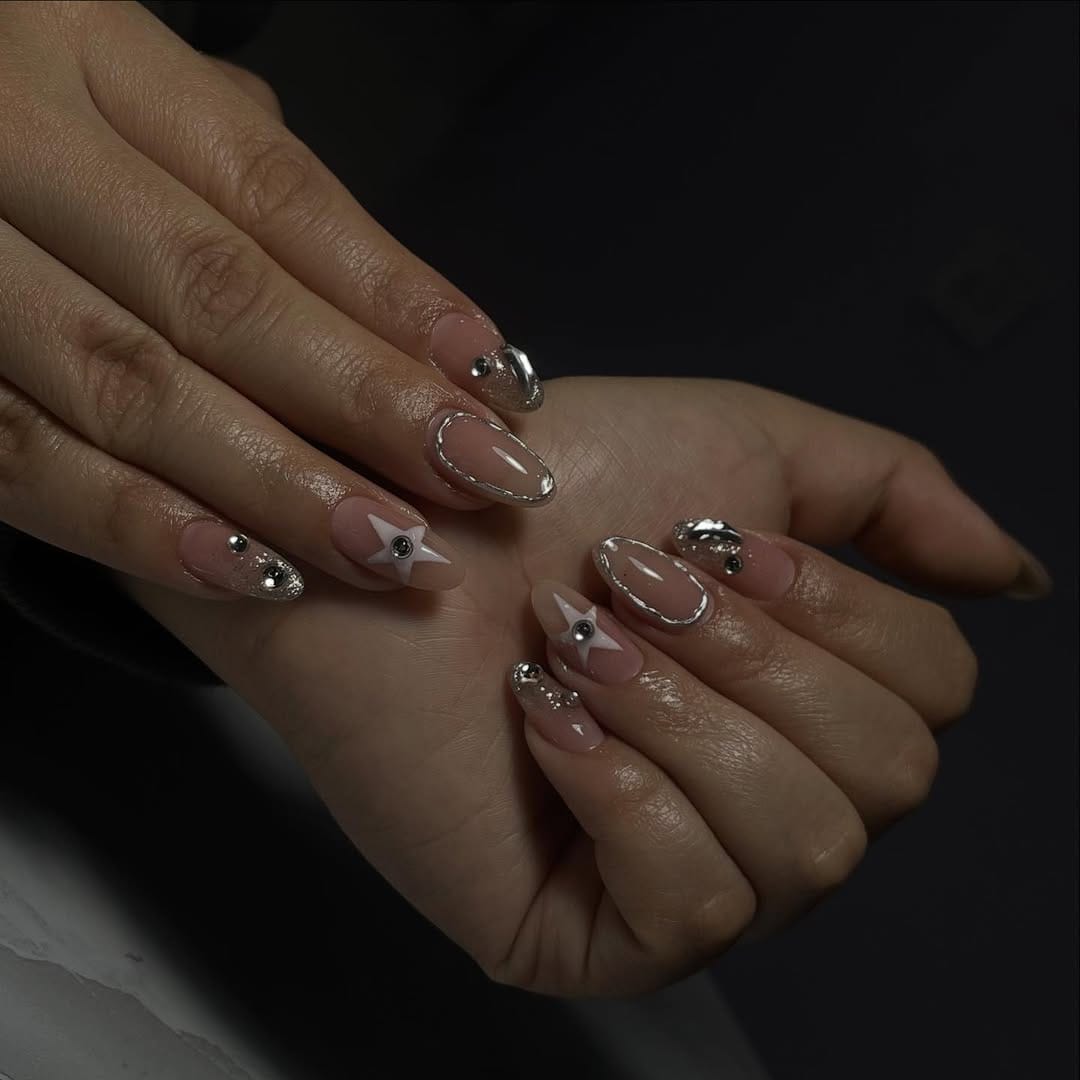 Post 4 by Sio.nailssss on Instagram (carousel)