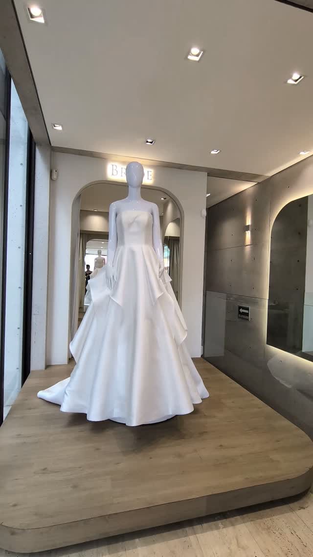 Post 10 by La Esposa on Instagram (video)