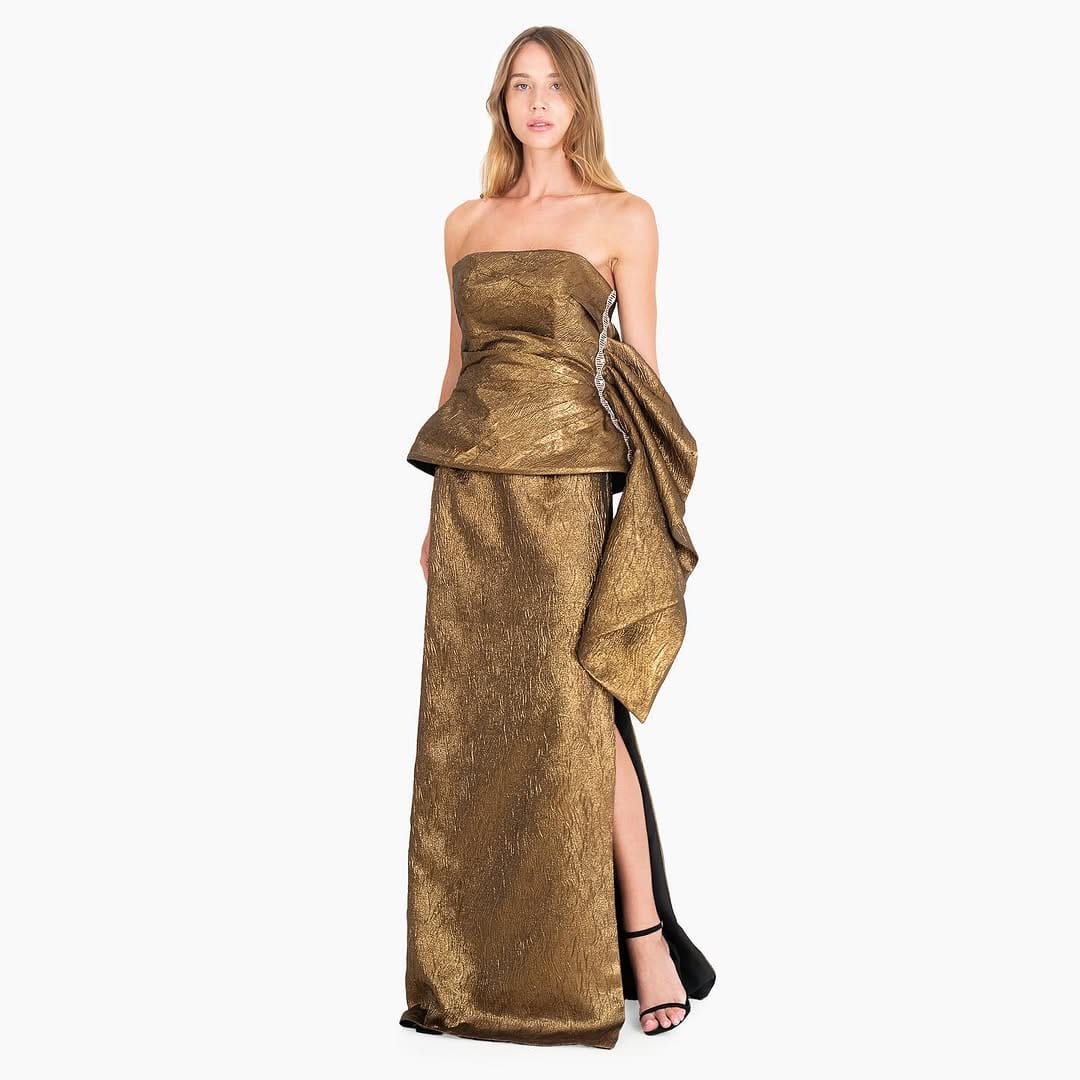 Post 7 by V A L E R I A   L A R R on Instagram (carousel)