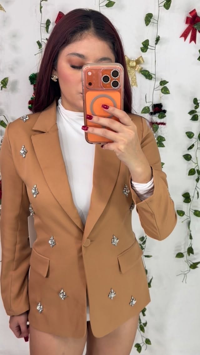 Post 9 by 𝒥𝒶𝒹𝑒 𝒱𝒶𝓏𝓆𝓊𝑒𝓏 𝐵𝑜𝓊𝓉𝒾𝓆𝓊𝑒💚 on Instagram (video)