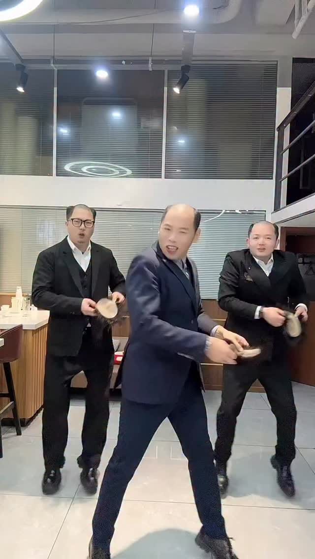 Post 6 by MIN KOO HAIR STUDIO on Instagram (video)