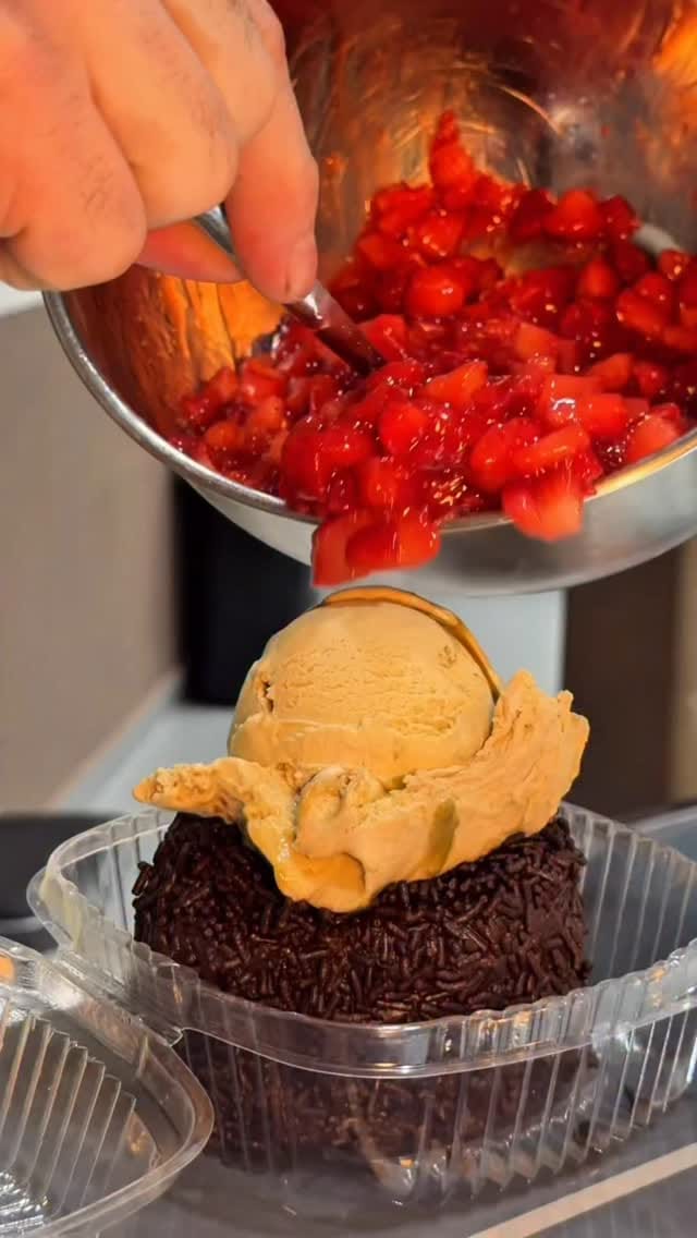 Post 4 by Happy Cake Cancún on Instagram (video)