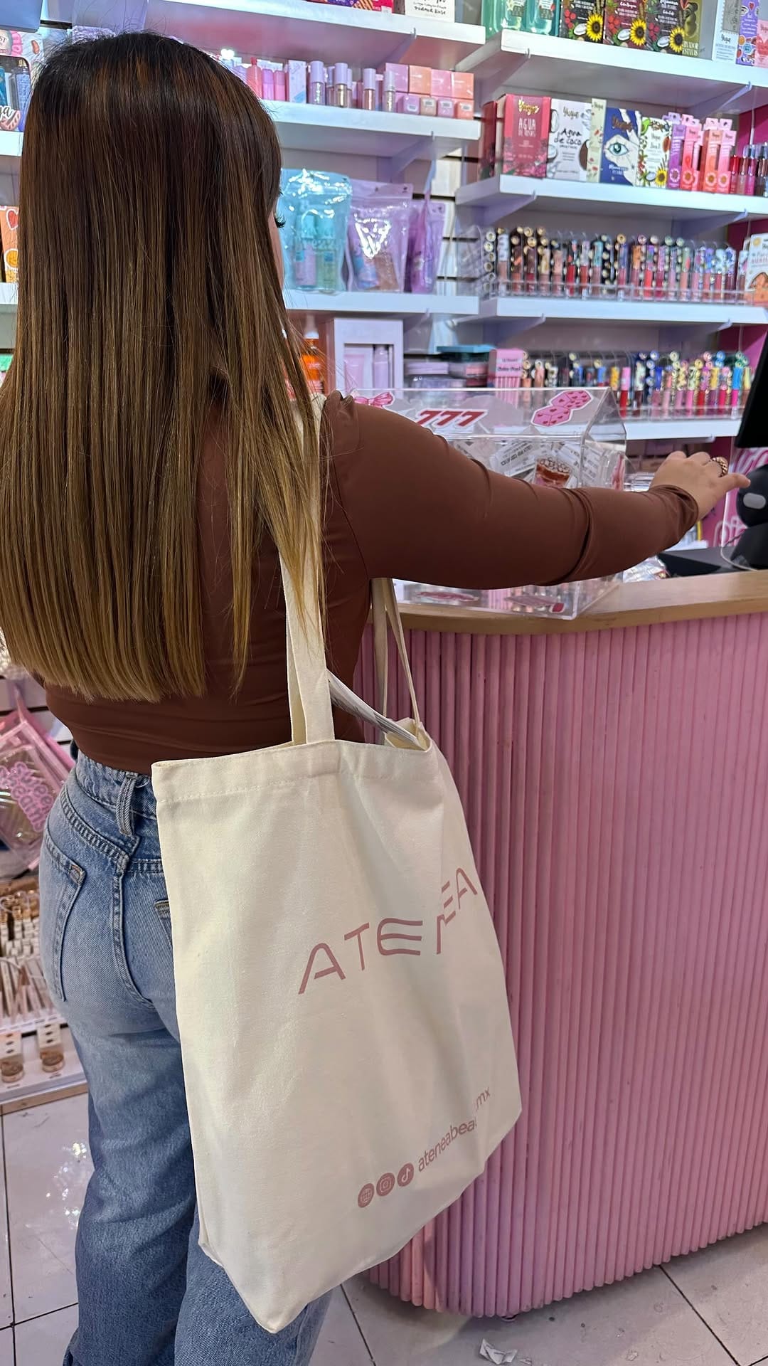 Post 4 by Cosméticos | Skincare | Accesorios on Instagram (video)