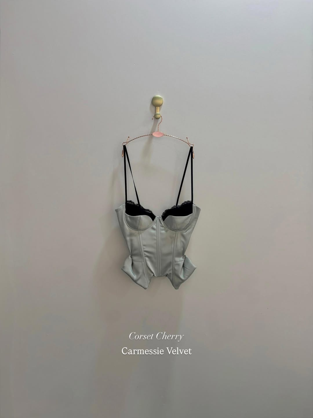 Post 4 by 𝗖𝗔𝗥𝗠𝗘𝗦𝗦𝗜𝗘 on Instagram (carousel)