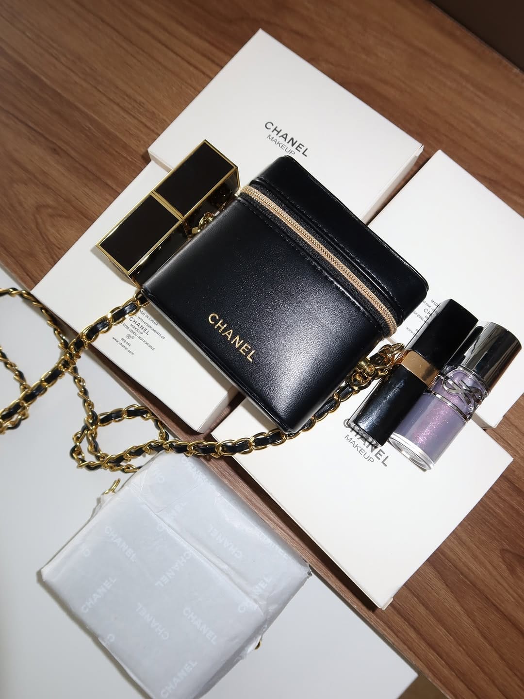 Post 3 by Eme Cosmetics (makeup) on Instagram (carousel)