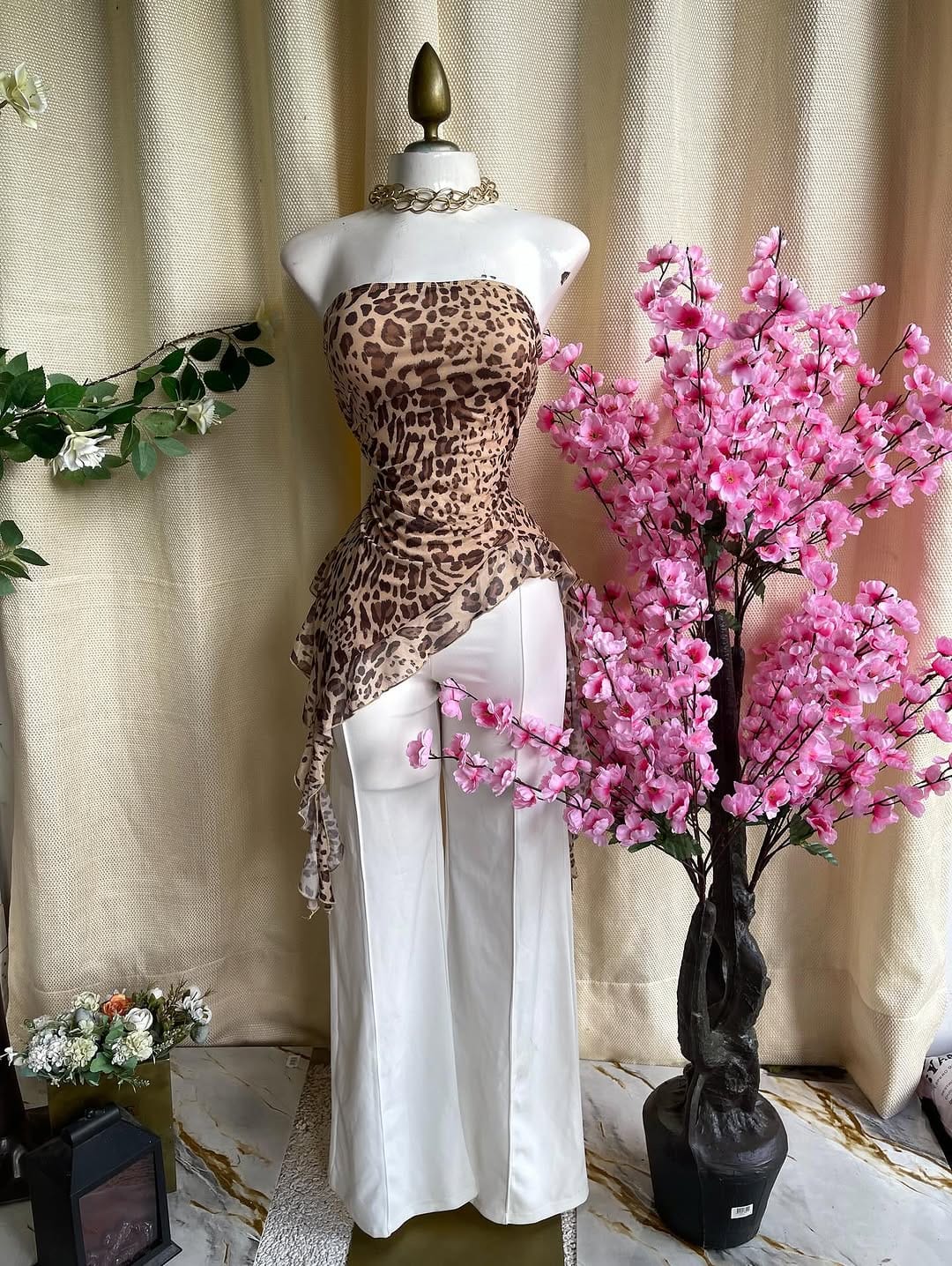 Post 10 by Leon's Fashion Store🍁 on Instagram (carousel)
