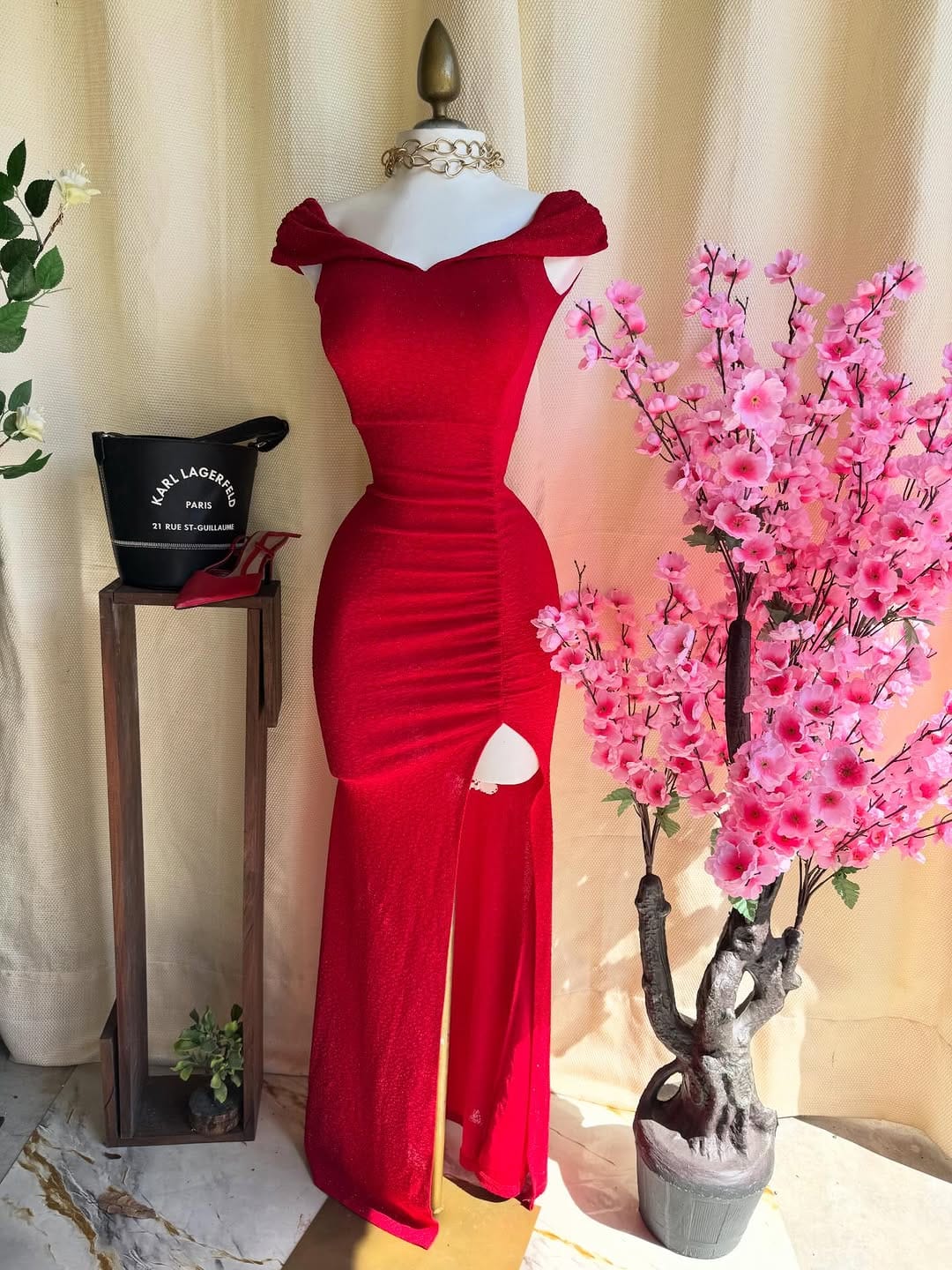 Post 1 by Leon's Fashion Store🍁 on Instagram (carousel)