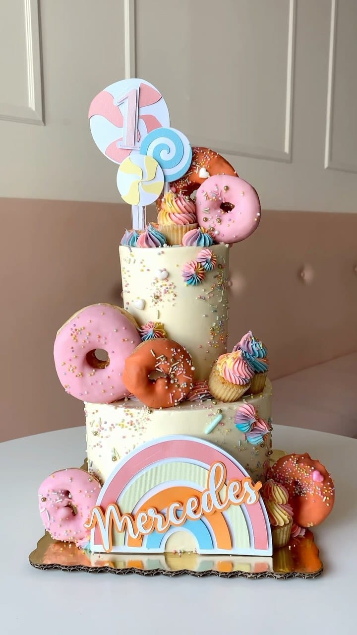 Post 10 by Foreb Desserts on Instagram (video)