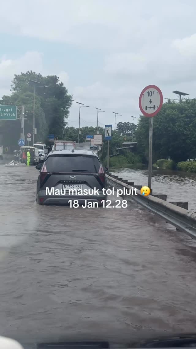 Post 1 by Leona Amalia on Instagram (video)