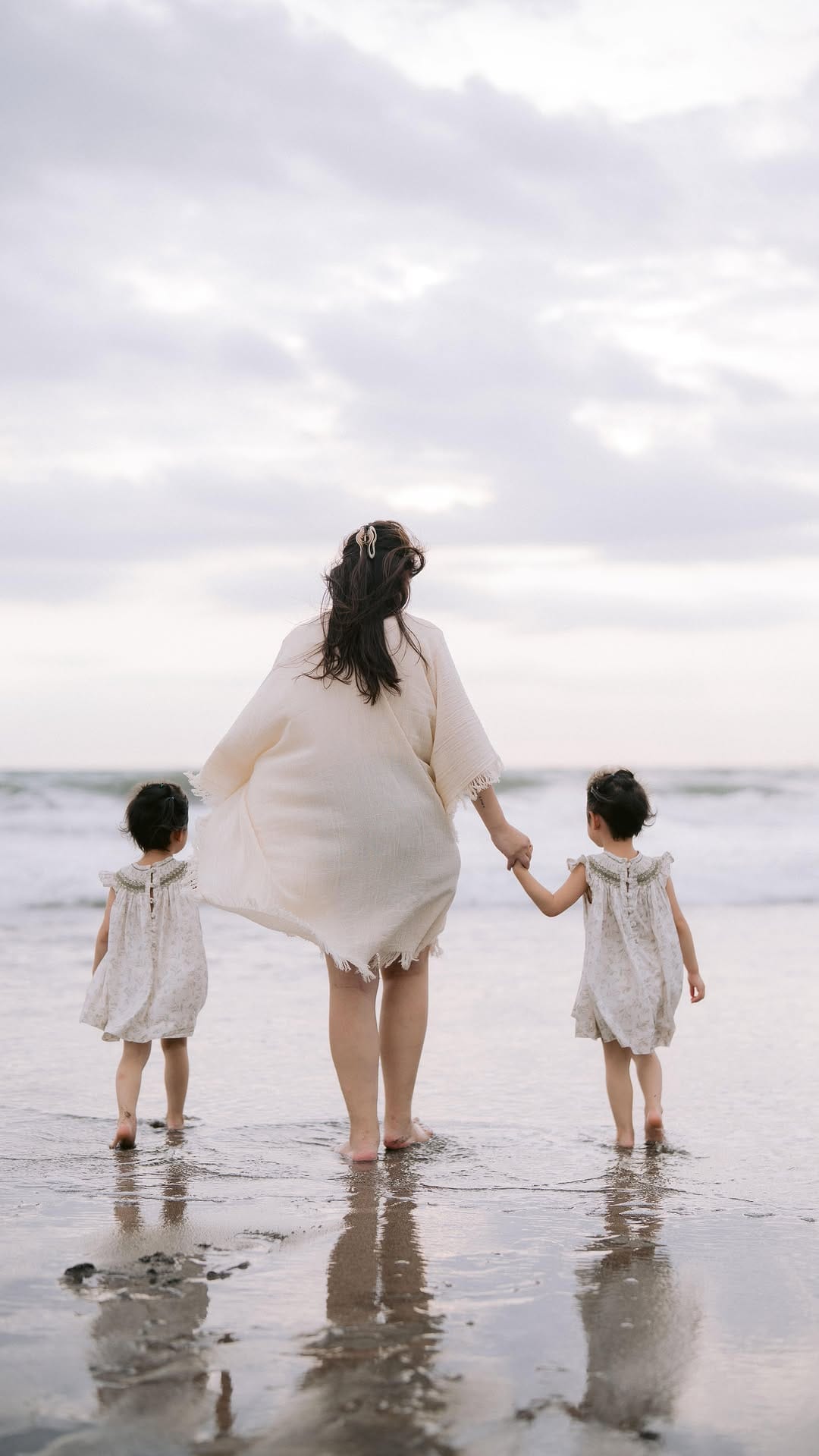 Post 6 by Leona Amalia on Instagram (video)