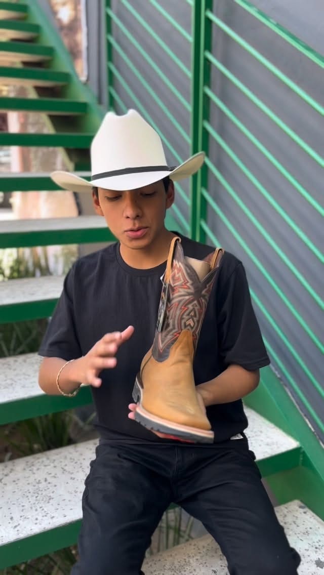 Post 4 by Botas Jever on Instagram (video)