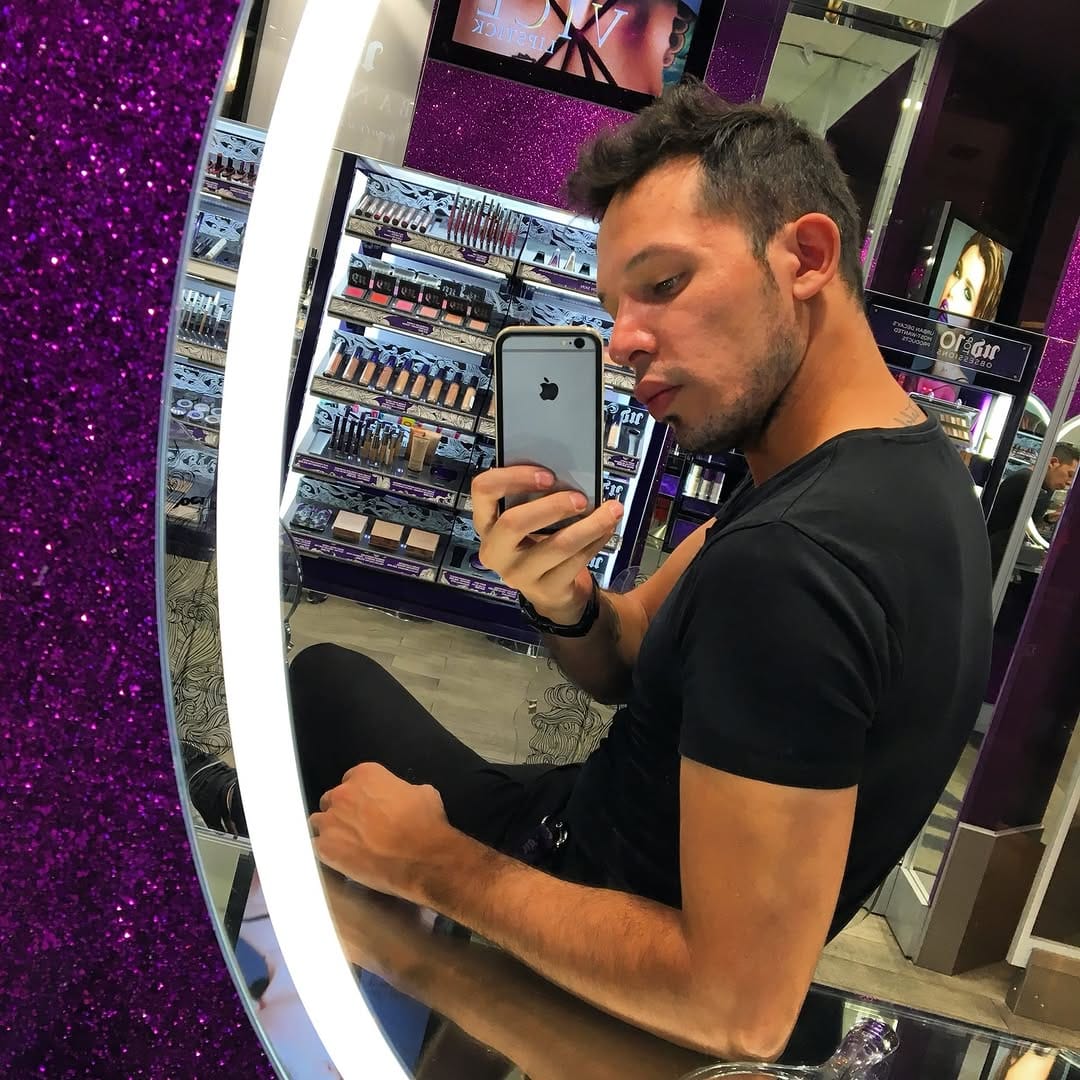 Post 4 by MANUMAKEUPOK /NATIONAL MAKEUP  ARTIST / URBAN DECAY CHILE 💜 on Instagram (carousel)