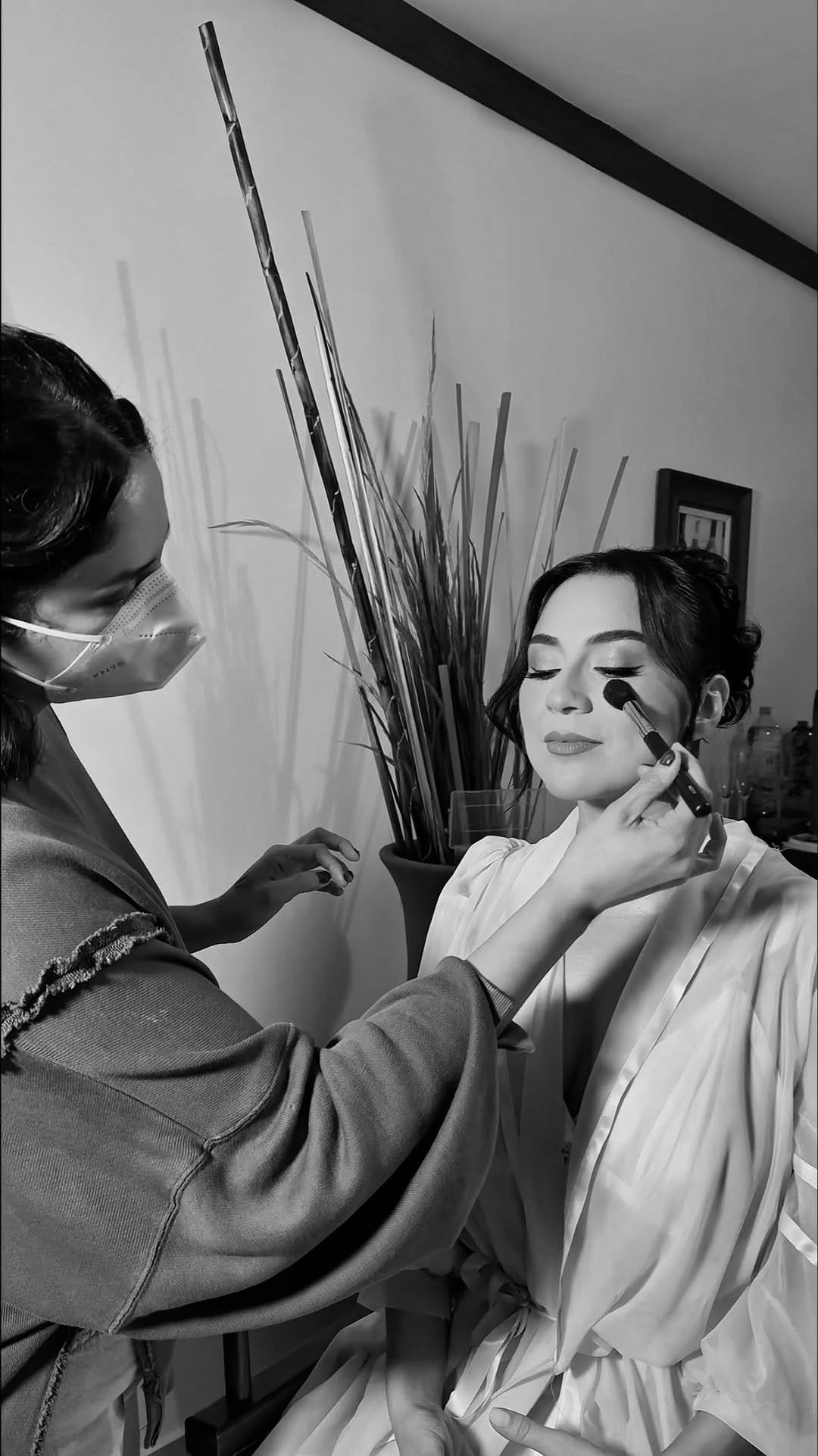 Post 4 by Lourdes Flores Makeup Artist on Instagram (video)