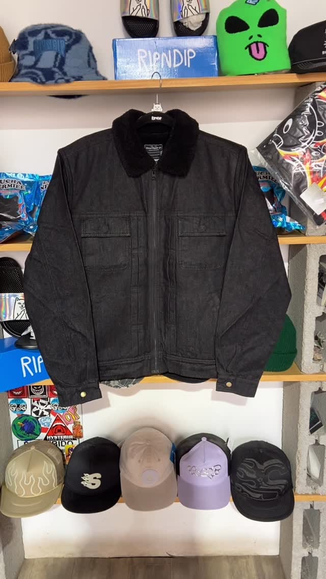 Post 3 by Streetwear & Sneakers 🔥 on Instagram (video)