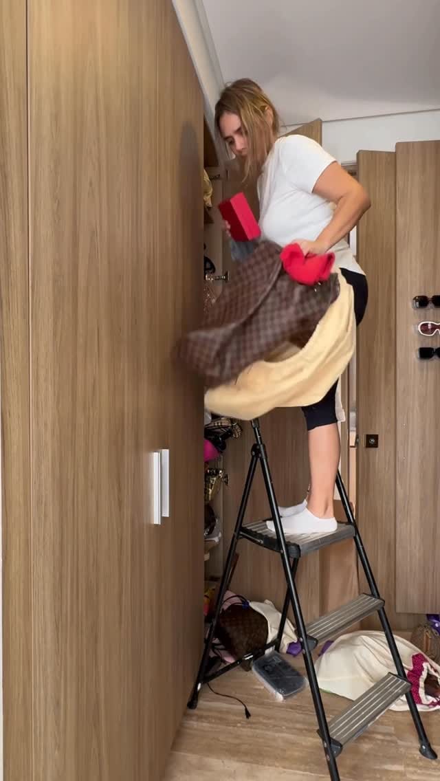 Post 2 by Cassandra Cassou Theniers on Instagram (video)