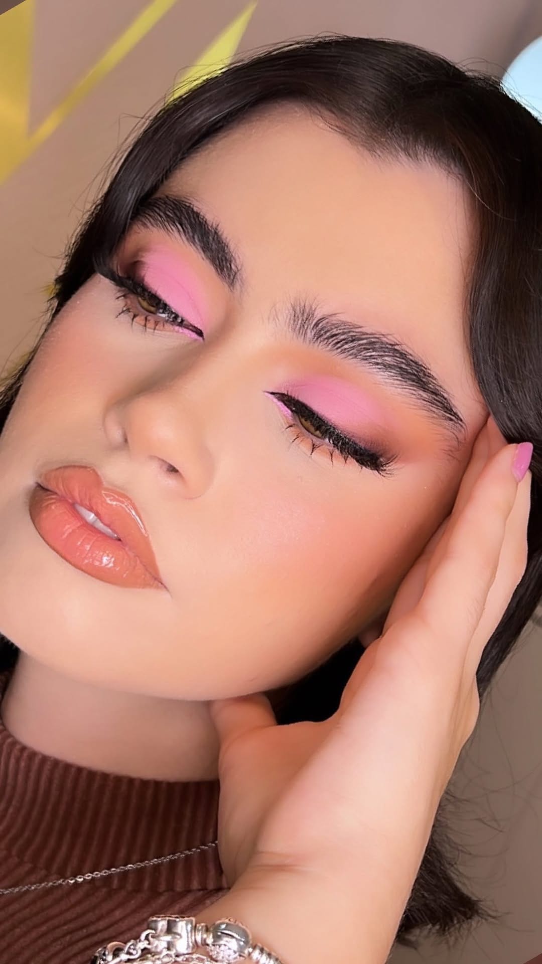 Post 9 by Martha Virgen Maquillista on Instagram (video)