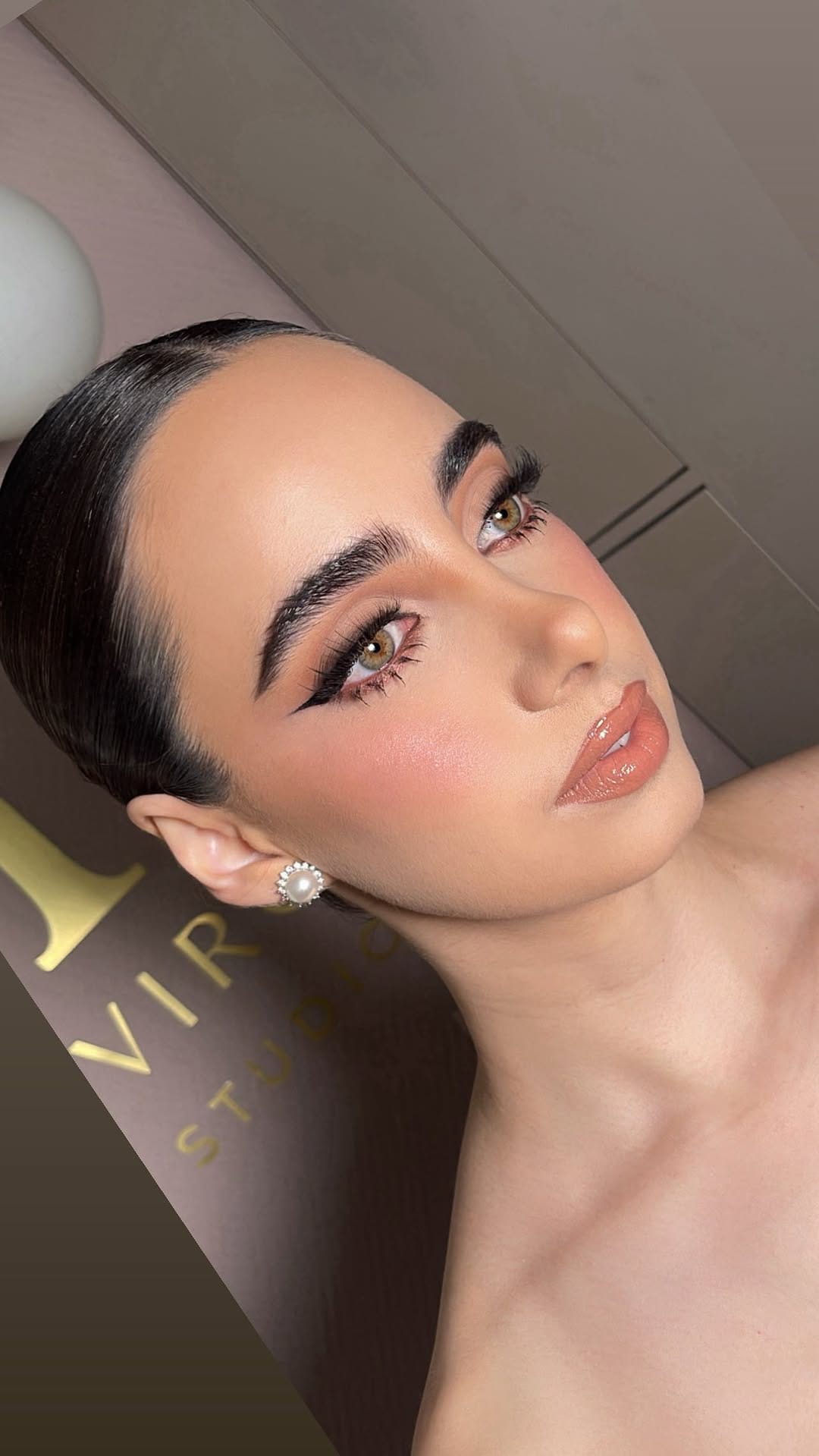 Post 5 by Martha Virgen Maquillista on Instagram (video)