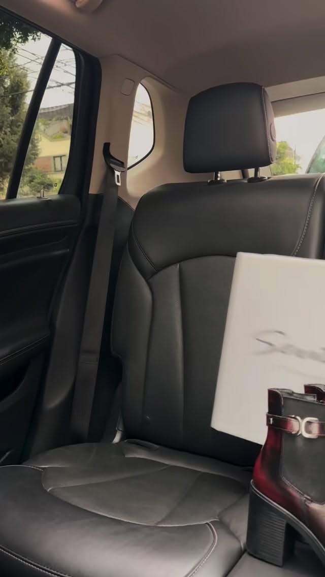 Post 7 by Calzado Senties on Instagram (video)
